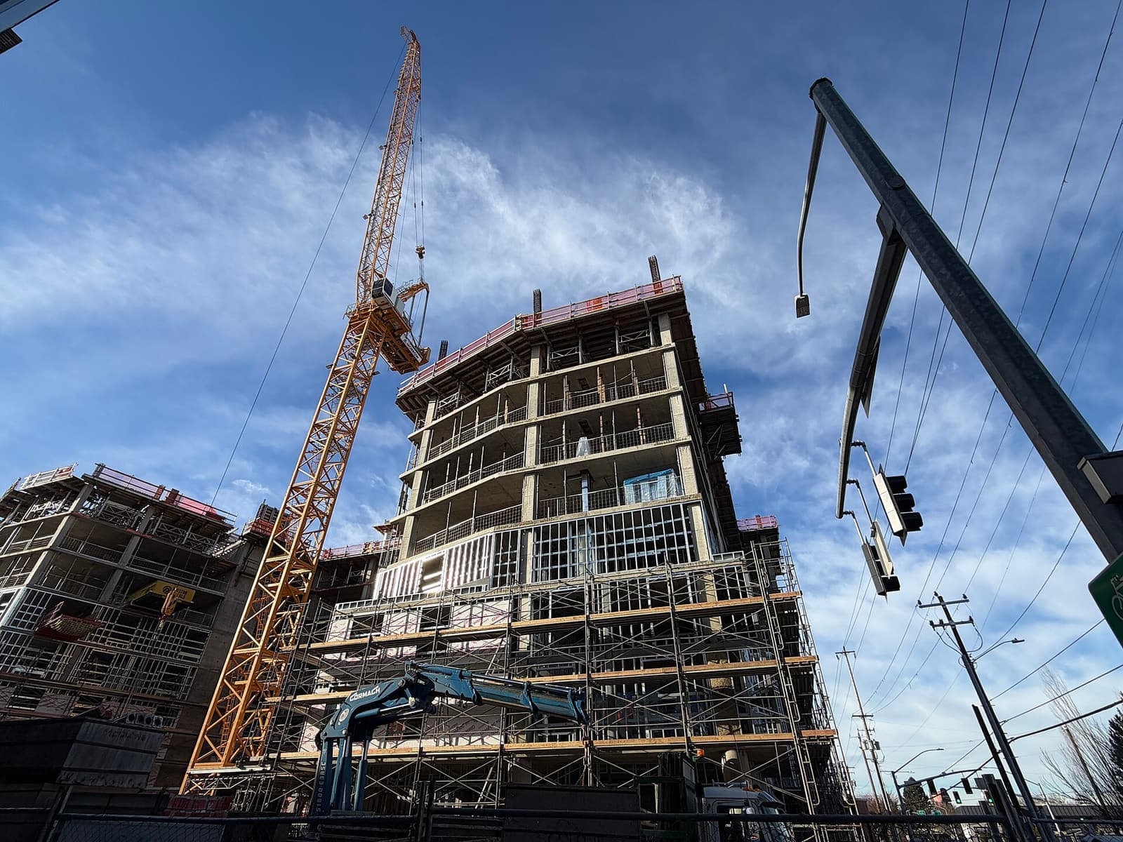 Tower crane di samping gedung bertingkat yang sedang dibangun