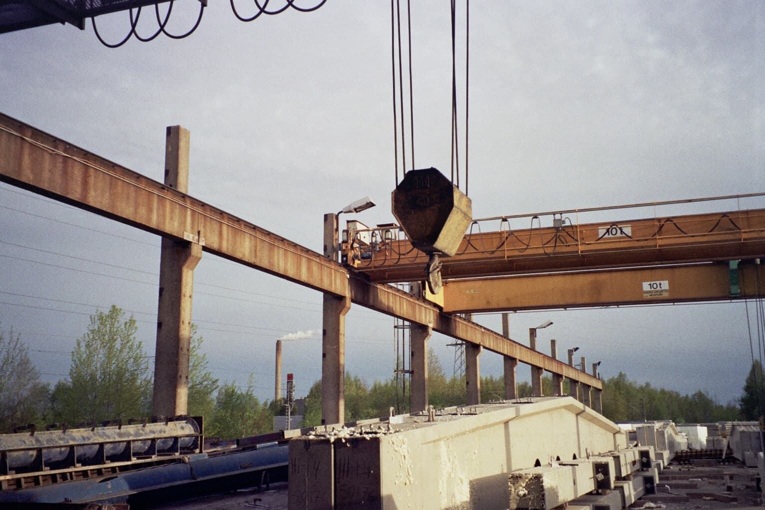 Gantry crane dengan kait dan beban tergantung di area terbuka